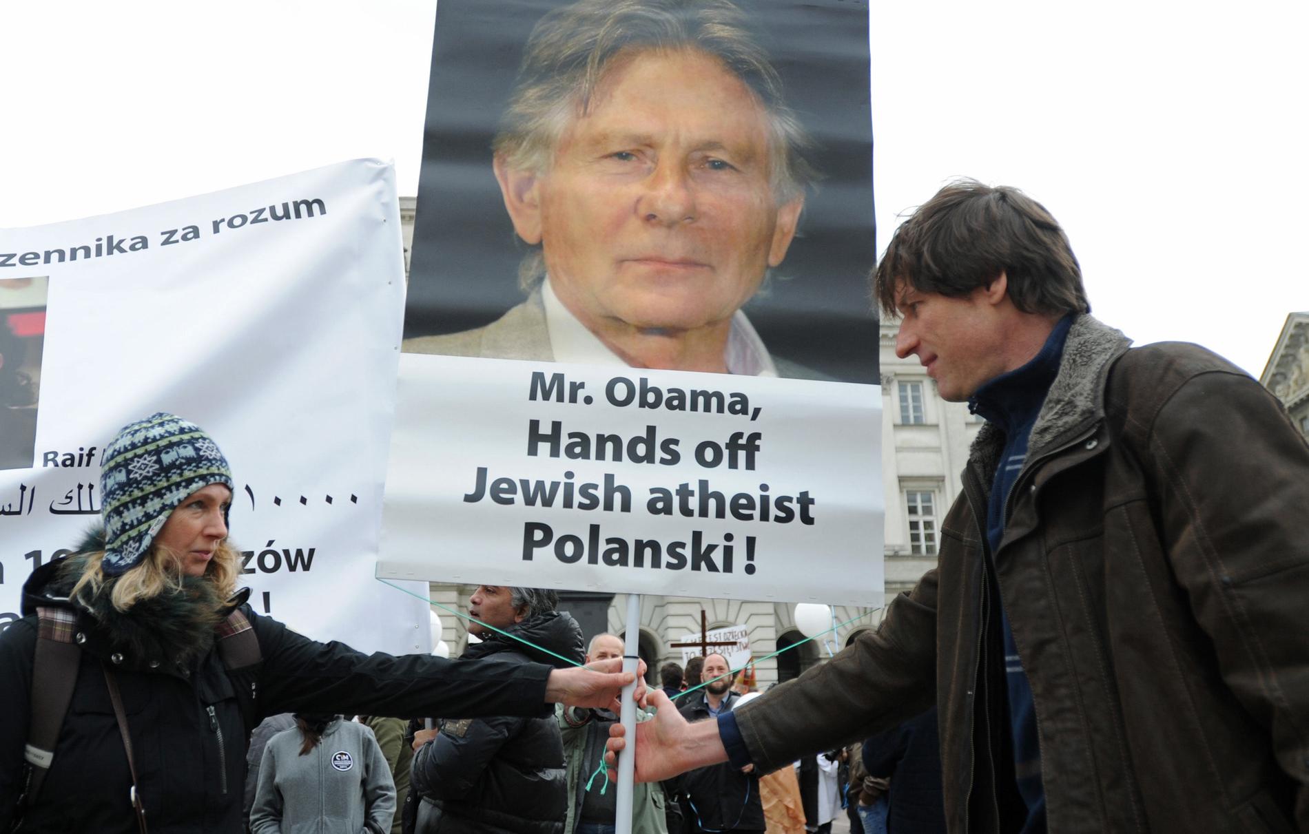 Flera personer har tidigare protesterat mot USA:s krav att Polen ska lämna ut Polanski.