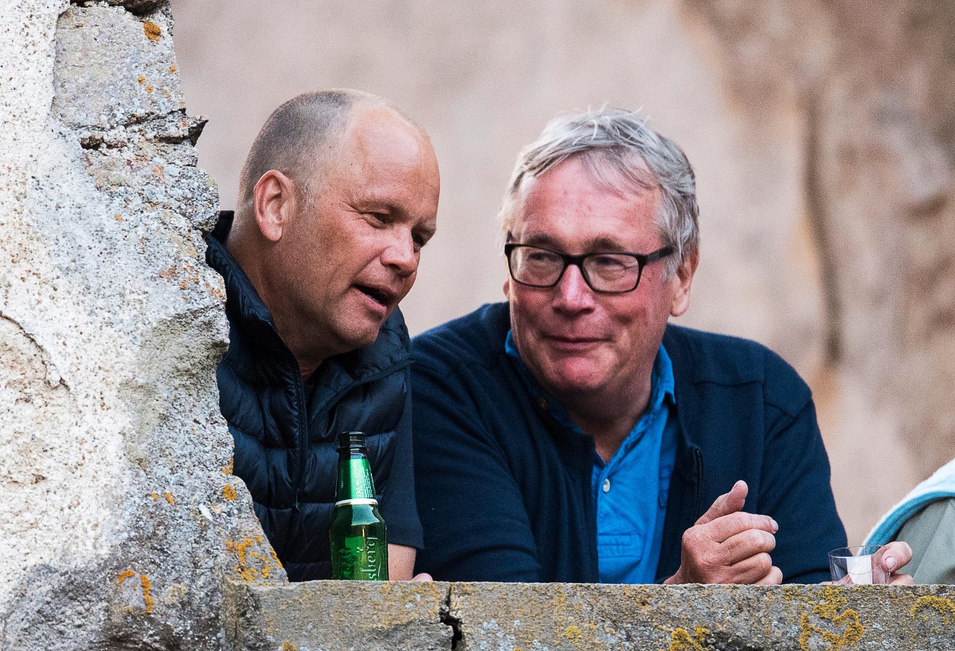 TV4:s vd Carsten Almqvist, till vänster, slappande av med en öl i handen.