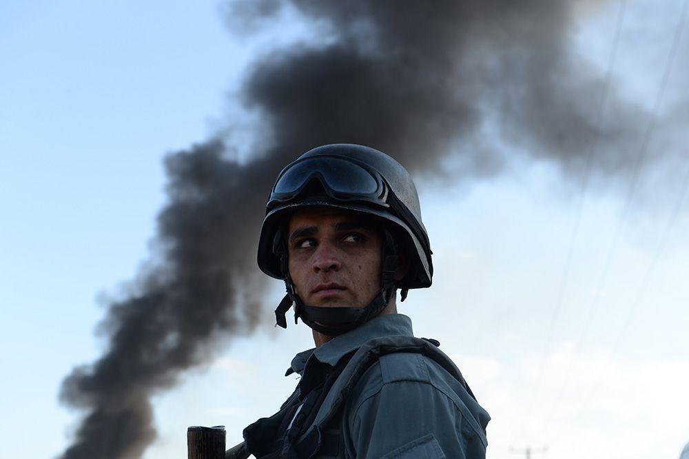 En afghansk polis i Kabul, efter en attack mot en leverans till Natostyrkor i landet.