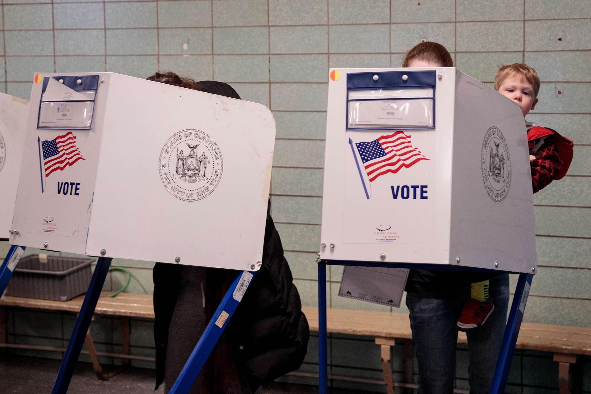 Folk röstar i en vallokal på en skola i New York.