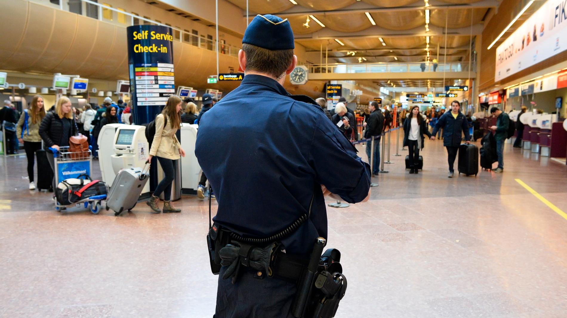 En förundersökning om brott mot utlänningslagen har inletts mot tre personer som varit städare i polisens lokaler på Arlanda flygplats i Stockholm. Arkivbild.