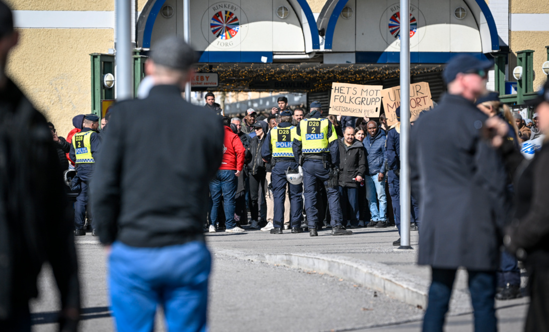 Polis och motdemonstranter i Stockholmsförorten Rinkeby under Rasmus Paludans (i blå byxor med ryggen mot kameran) manifestation på långfredagen.