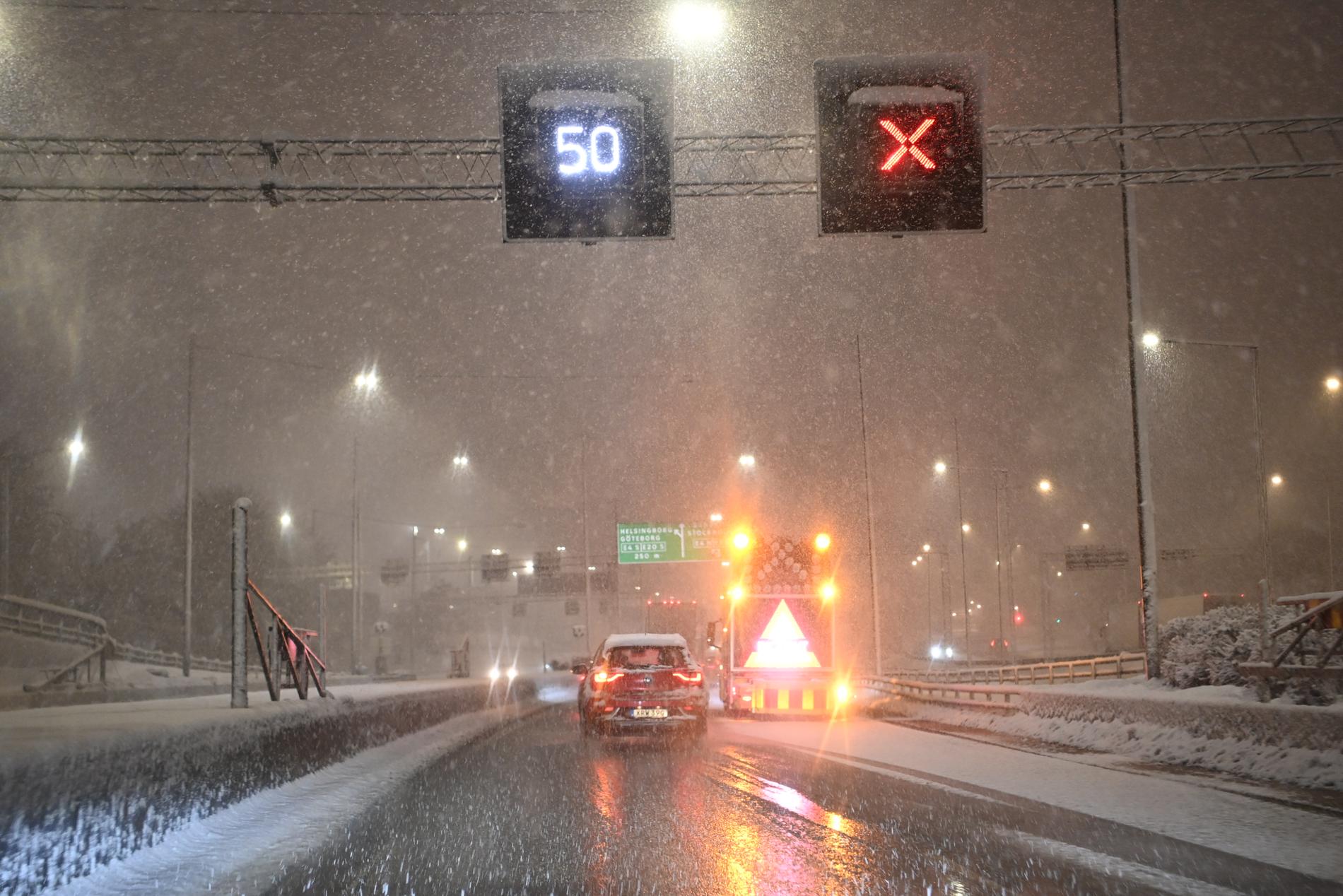 Stockholmstrafiken söndag kväll: Snömodd, halka – och olyckor.