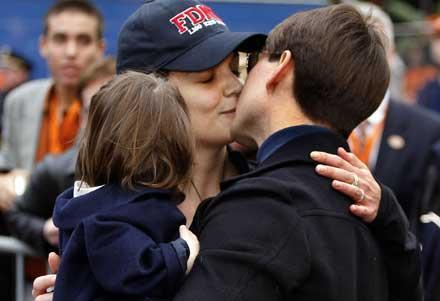 Kyssen Tom Cruise omfamnar Katie Holmes.