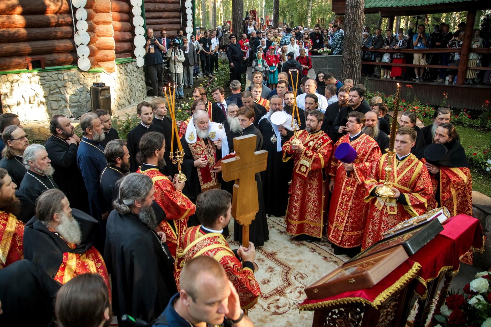 Den rysk-ortodoxa patriarken Kirill höll under tisdagen en gudstjänst på platsen där tsarfamiljen avrättades för 100 år sedan.