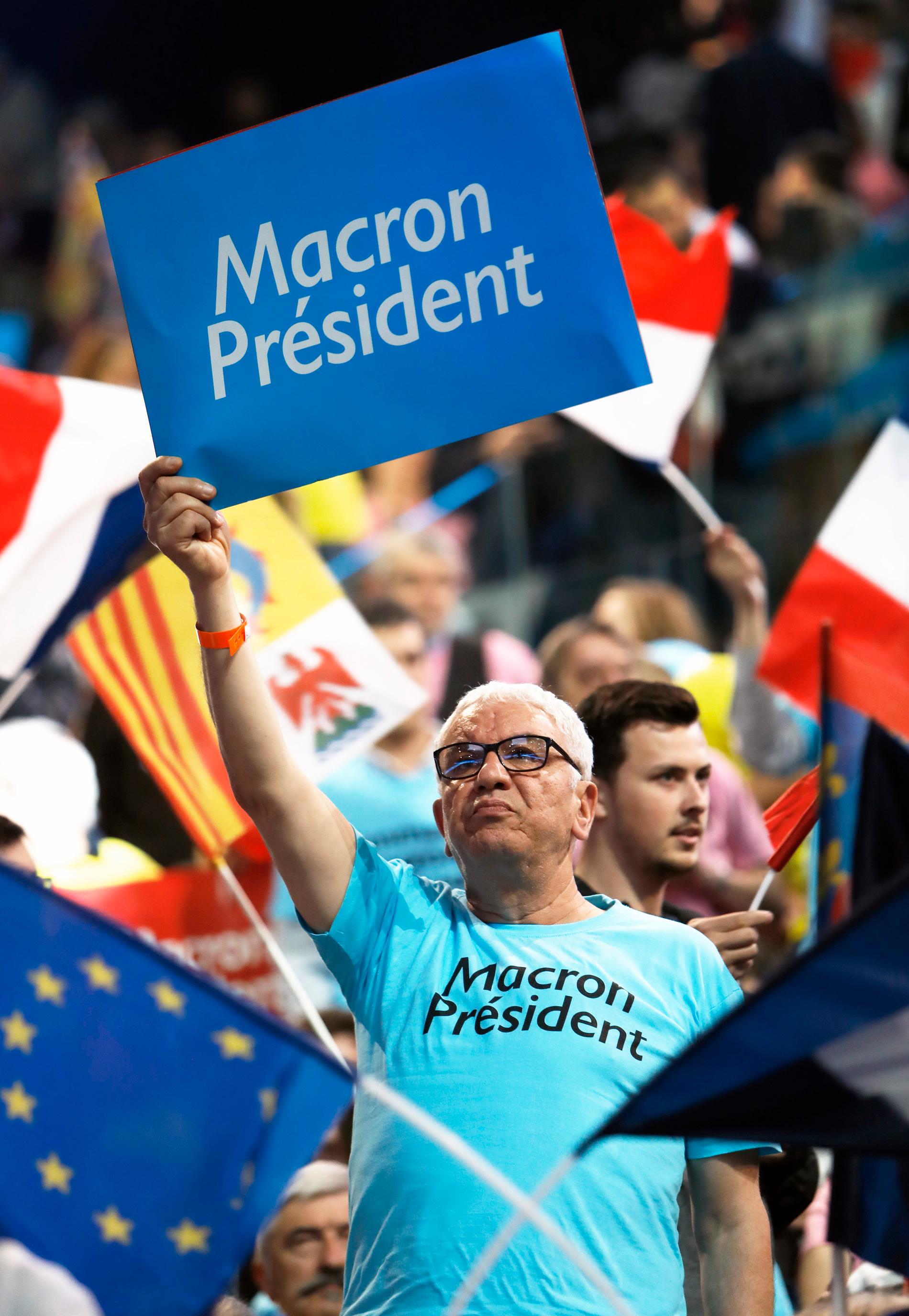 Emanuelle Macron tog emot folkets jubel vid sitt valmöte.