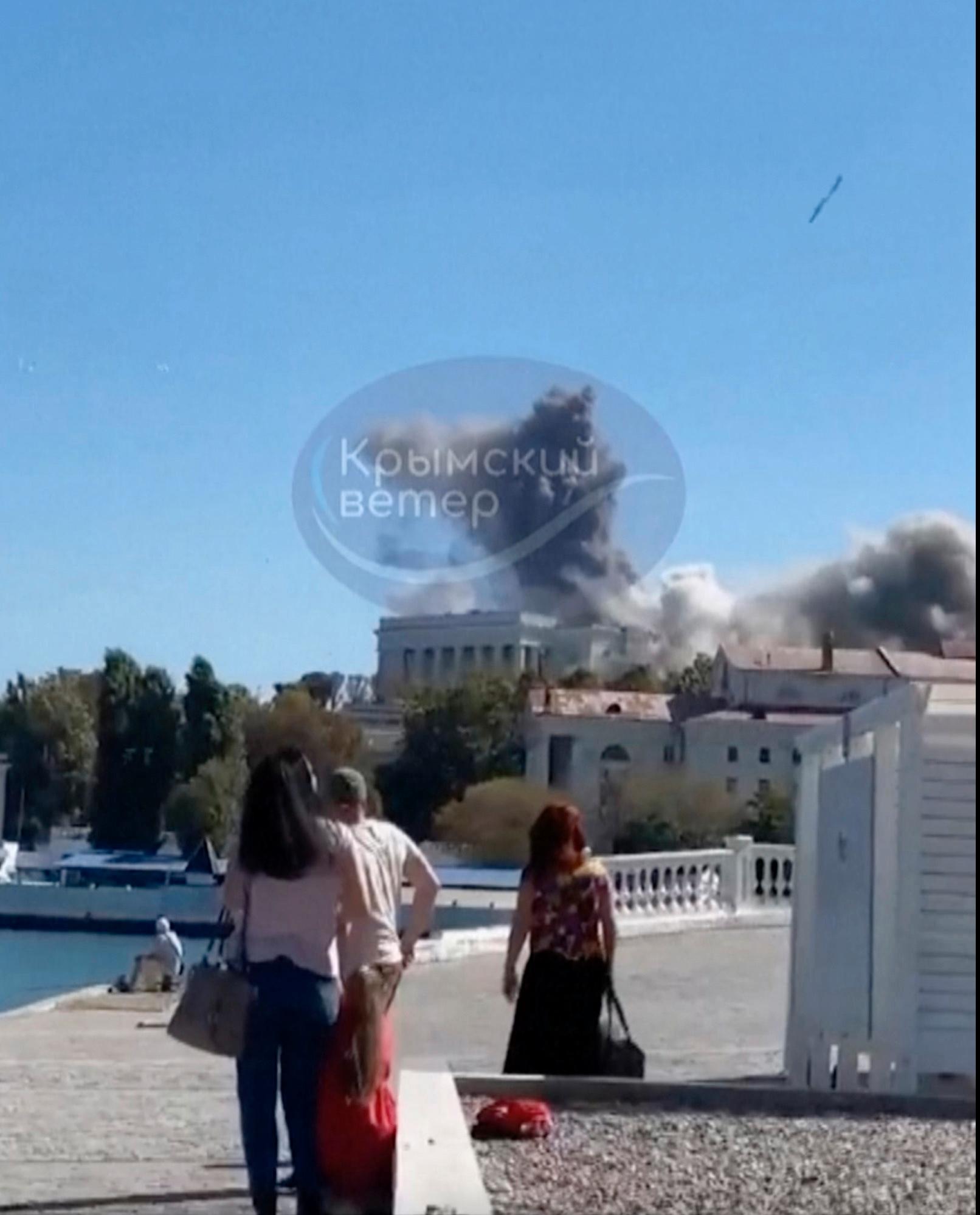 Rök i Sevastopol efter den ukrainska attacken.