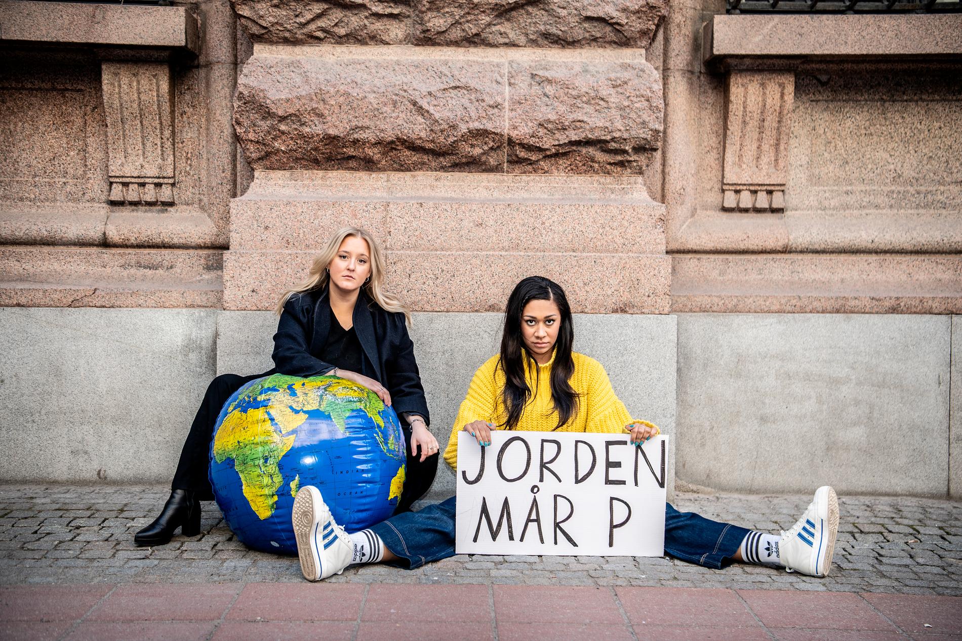 Poddprofilerna Julia Frändfors och Julia Lyskova tar hjälp av experter för att reda ut planetens viktigaste fråga i tv-serien ”Julia & Julia & Jorden”.