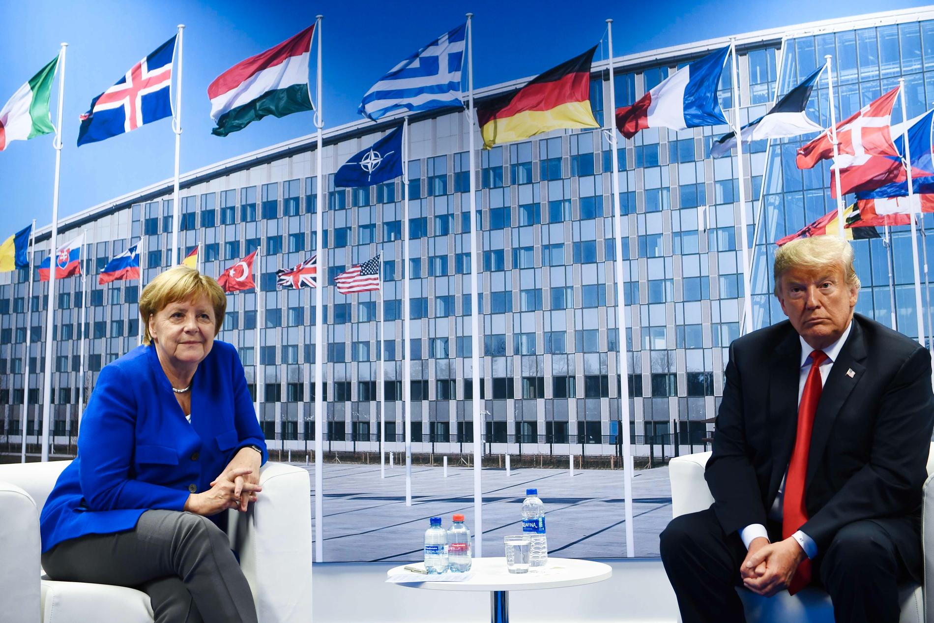 Angela Merkel och Donald Trump på Nato-toppmötet. 