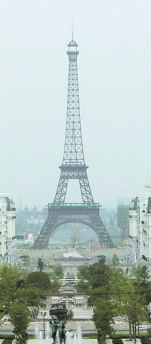 Kopian av Eiffeltornet i Tianducheng är 108 meter hög. Men väldigt lik originalet.