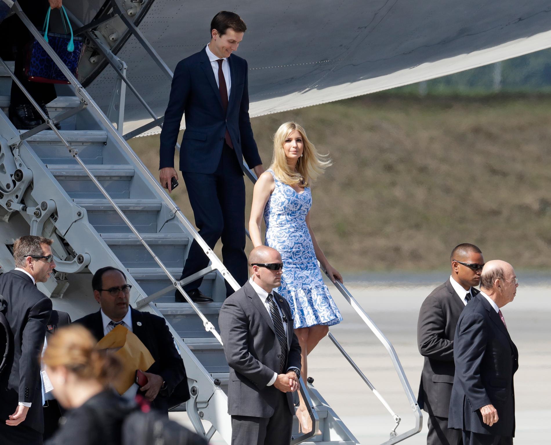 Med på resan – och på Air Force One – var Trumps dotter Ivana och hennes make Jared Kushner, som arbetar som Trumps rådgivare. 