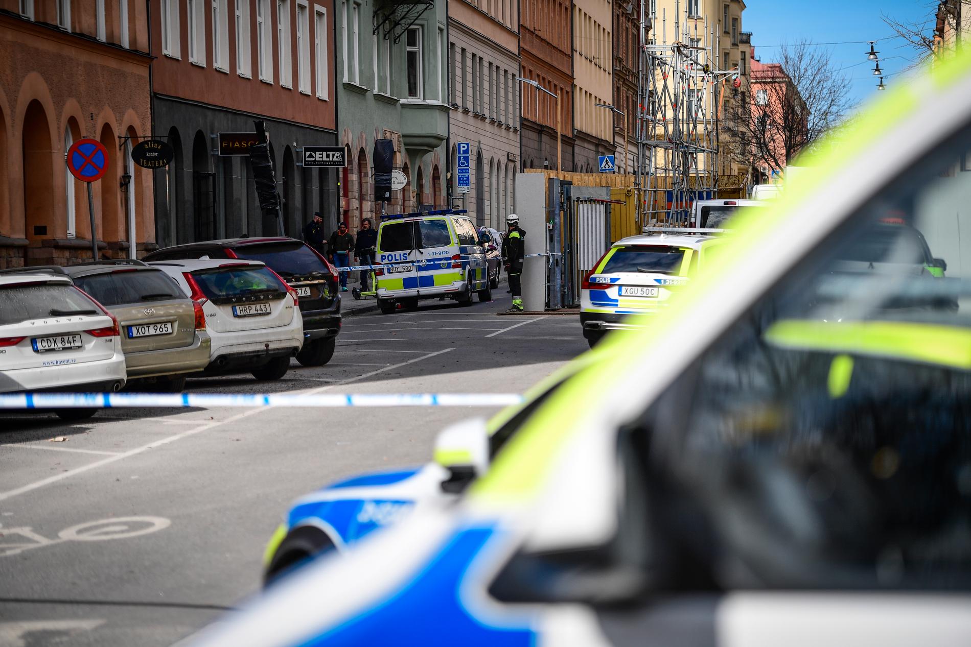 Avspärrningar i centrala Stockholm i måndags efter den senaste dödsskjutningen. En man i 55-årsåldern dog efter att ha träffats med flera skott. Arkivbild.