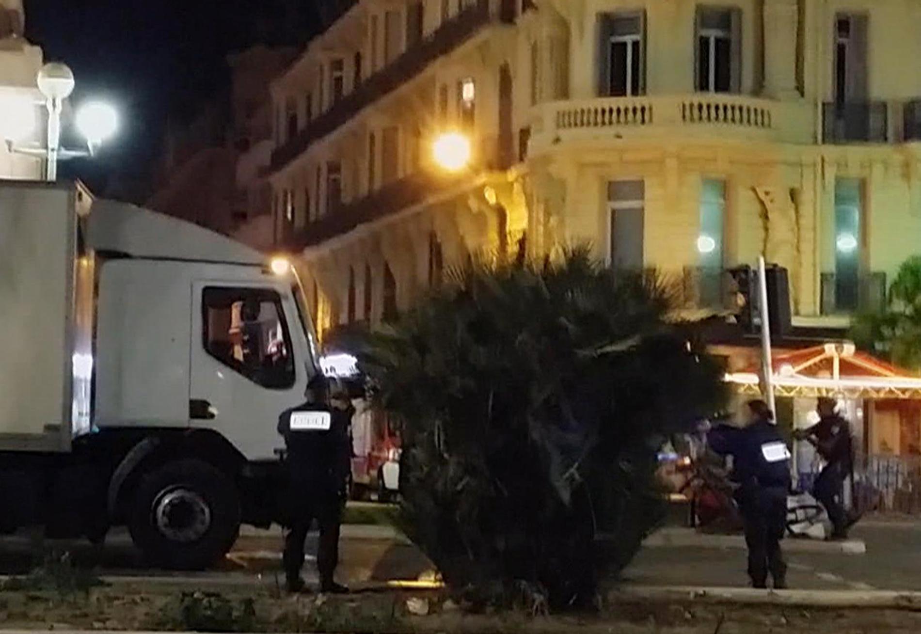 Polis vid den lastbil som användes vid terrordådet i Nice i Frankrike 2016. Massmördaren sköts ihjäl efter dådet. Arkivbild.