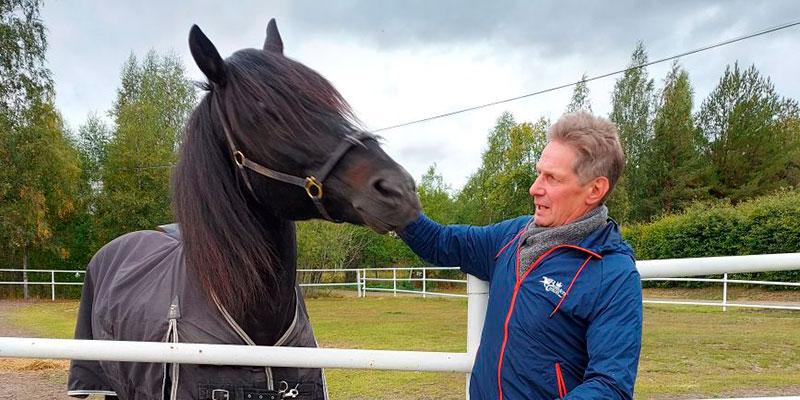 Jorma Kontio, som körde Järvsöfaks tre gånger och vann alla gånger, hälsade alltid på hos superhästen när han vägarna förbi Hagmyren och Jan-Olov Perssons gård. Här den 18 september i år.