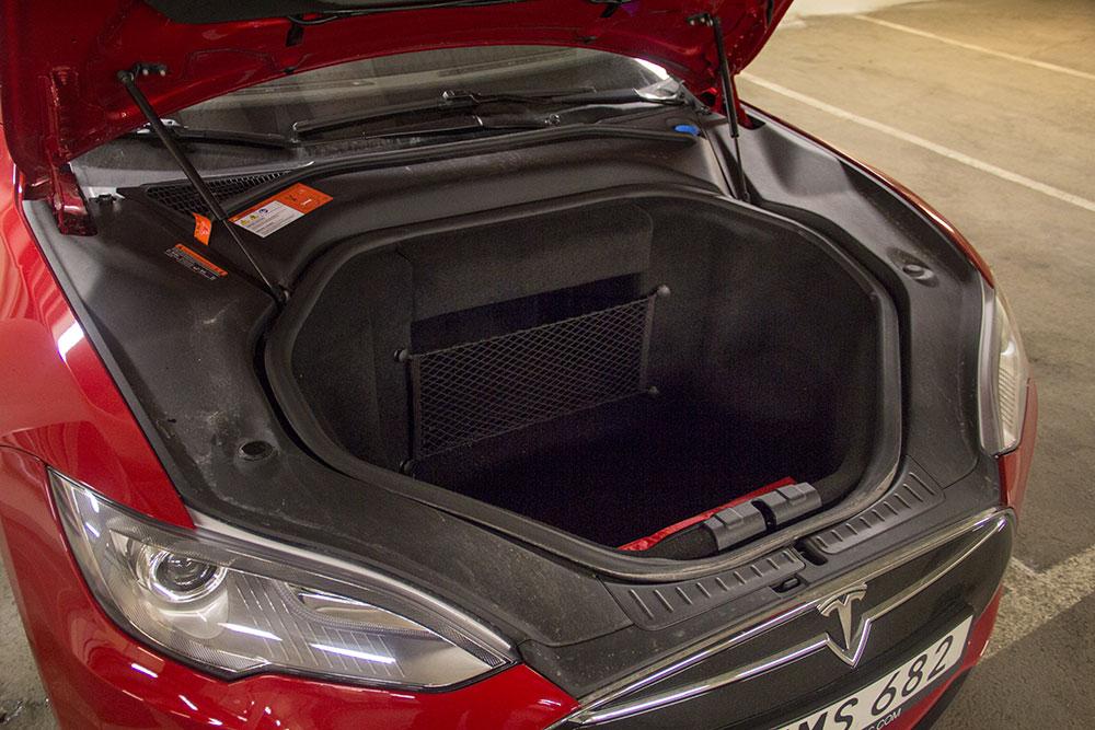 Avsaknaden av konventionell motor gör att man kan lasta grejer även fram – vilket gör Model S till en riktig storlastare.