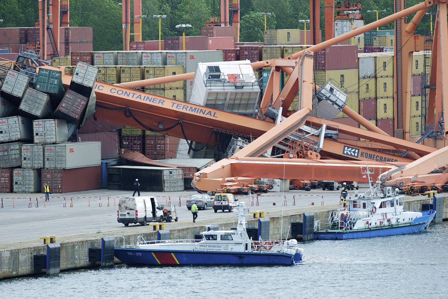 Tre hamnarbetare skadades när kranen föll ihop efter att ha körts på av Stena-färjan.