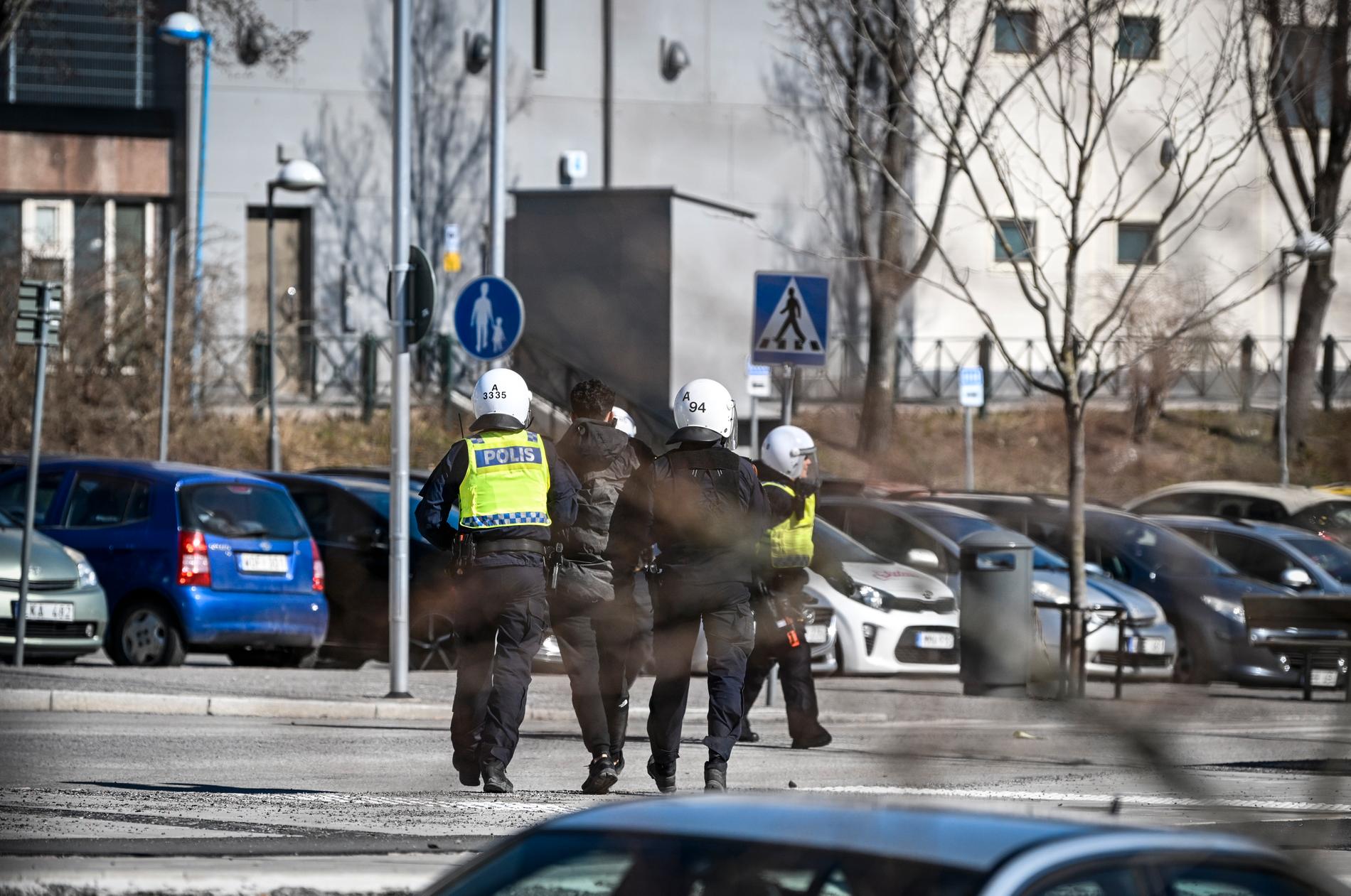 Polisen griper en person i Stockholmsförorten Rinkeby i samband med protester mot att Rasmus Paludan, partiledare för det danska högerextrema partiet Stram kurs, manifesterar med koranbränning på långfredagen.