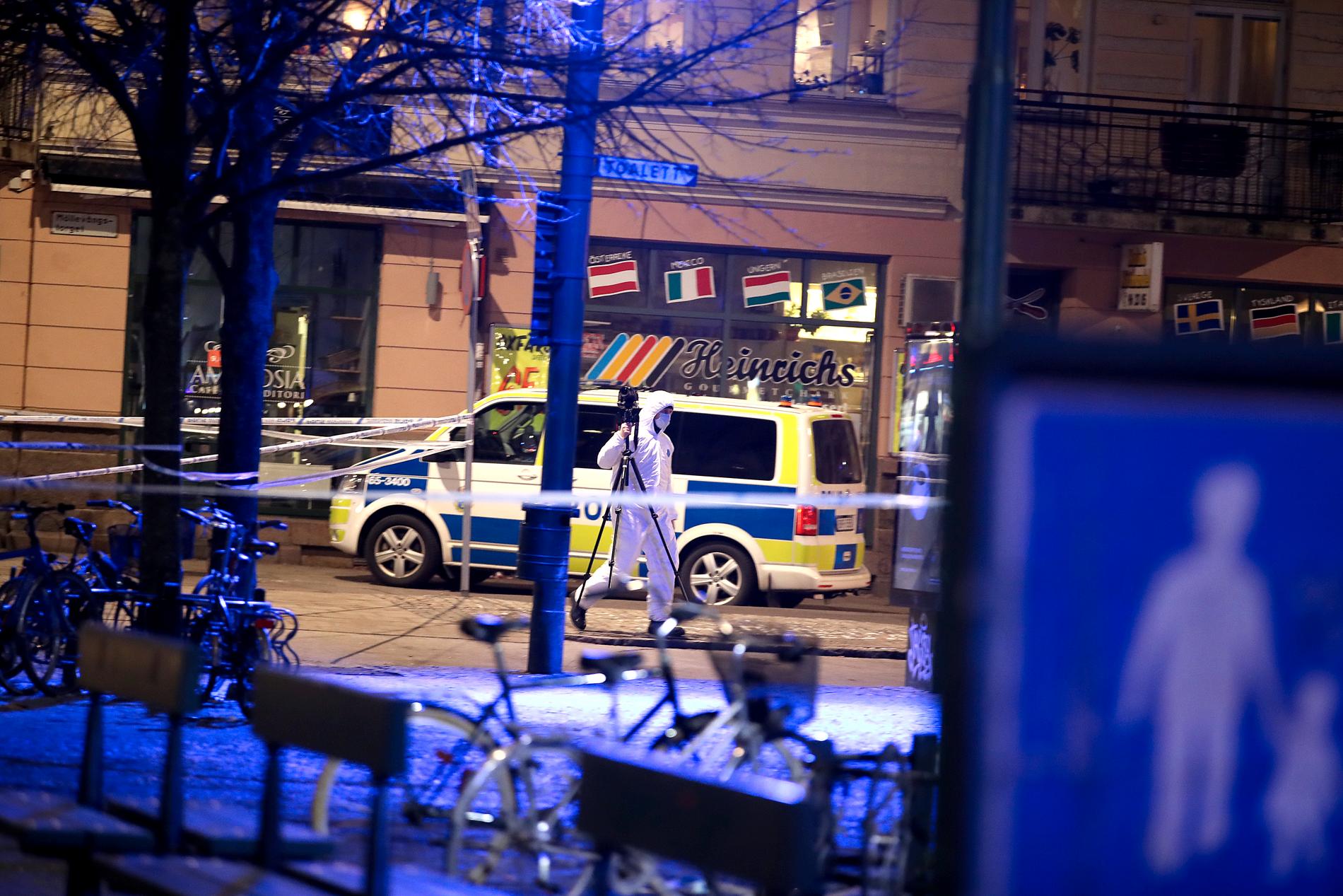 Polisens tekniker på plats vid Möllevångstorget.