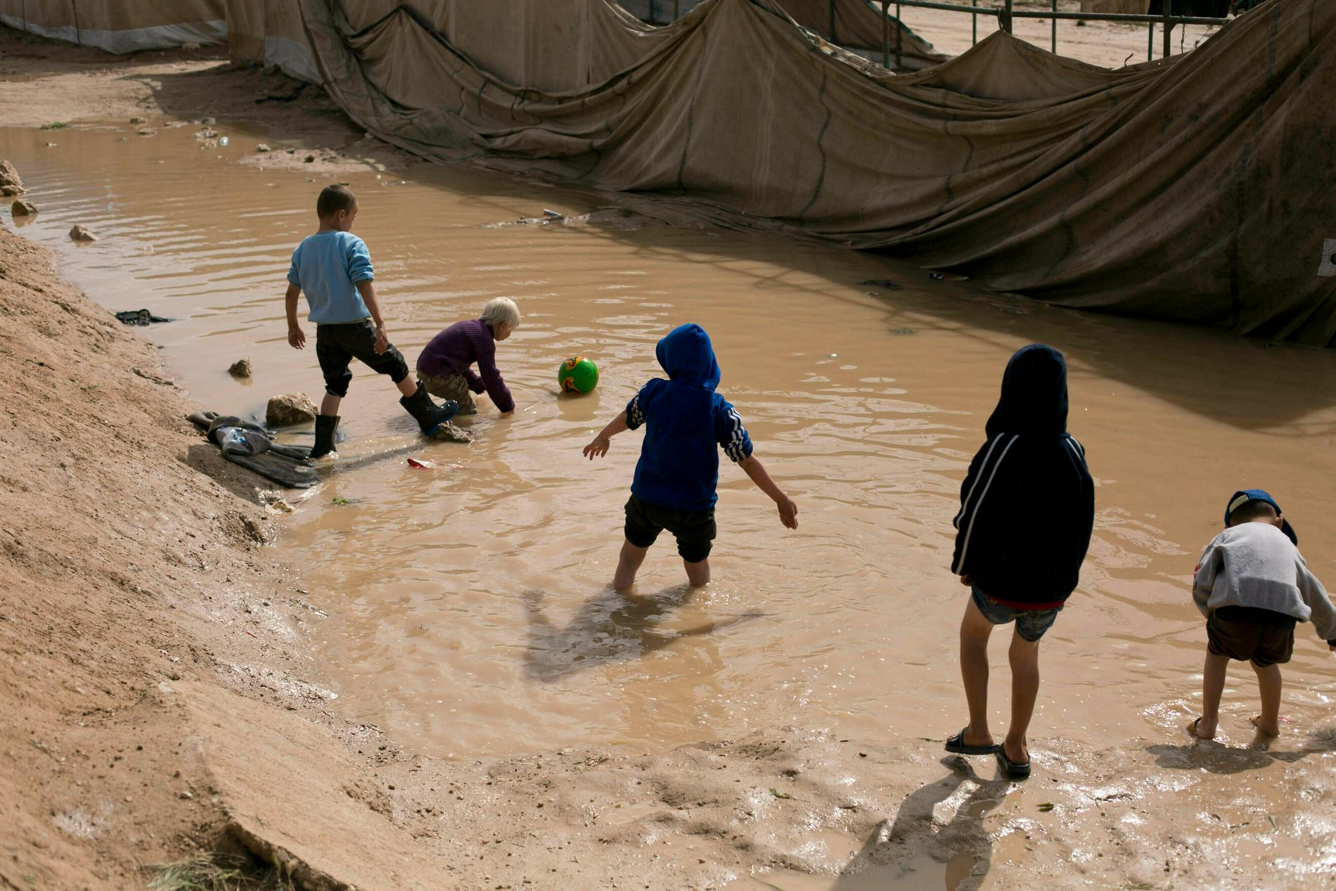 Barn leker i det kurdiska fånglägret al-Hol i Syrien. Barnen på bilden har ingen koppling till artikeln. Arkivbild.
