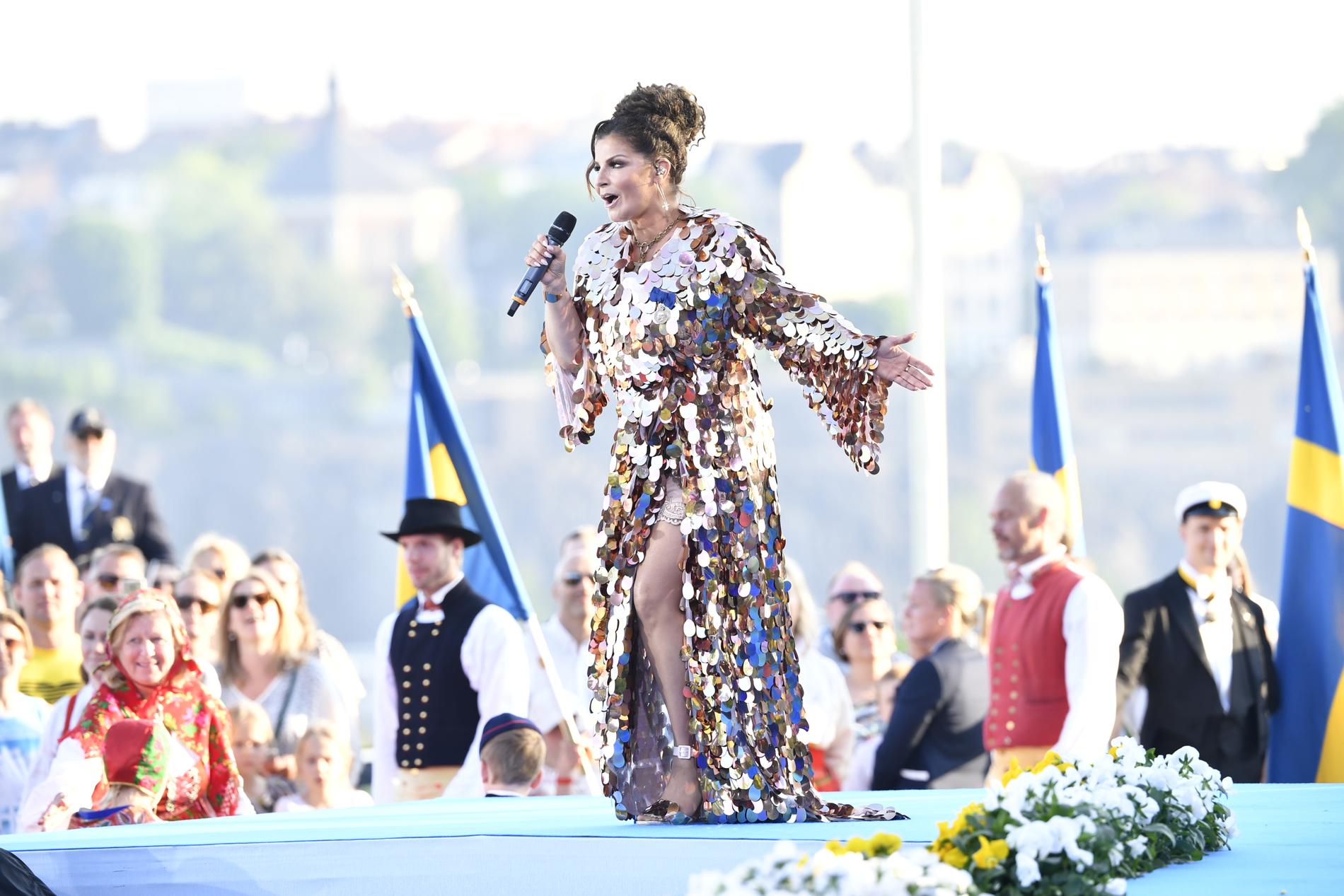 Carola firar nationaldagen med sång på Sollidenscenen på Skansen.