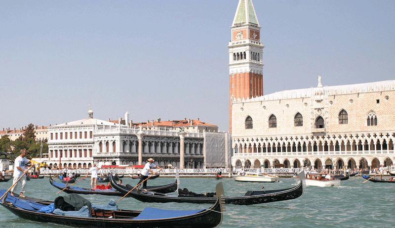 Gondoler, en av Venedigs sevärdheter.