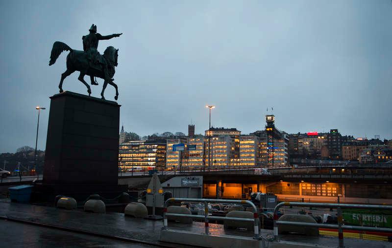Just nu pekar statyn över Karl XIV Johan ut mot Slussen och Södermalm. Men i helgen får han flytta till Slottsbacken.