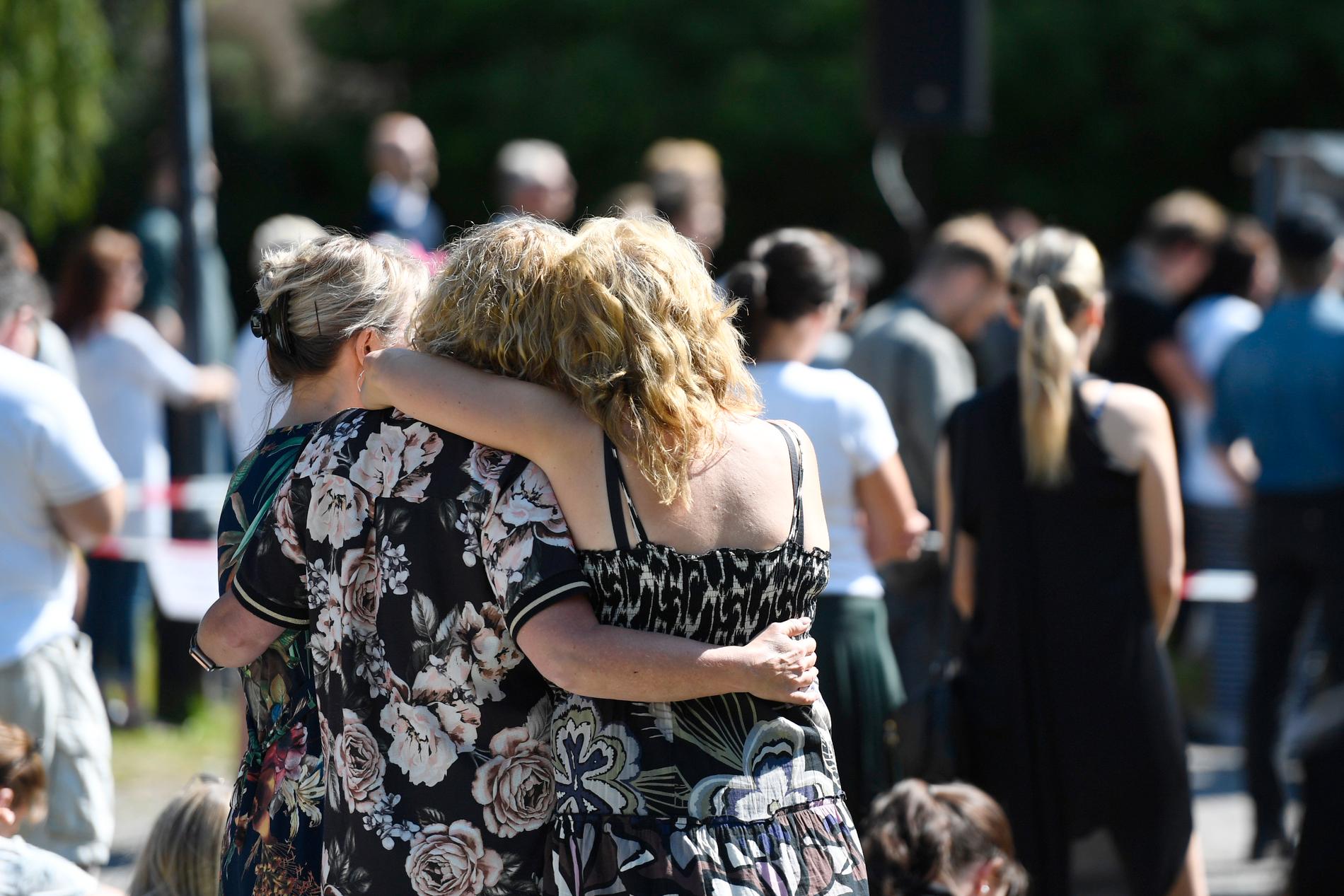Två kvinnor kramar om varandra under minnesstunden i Umeå.