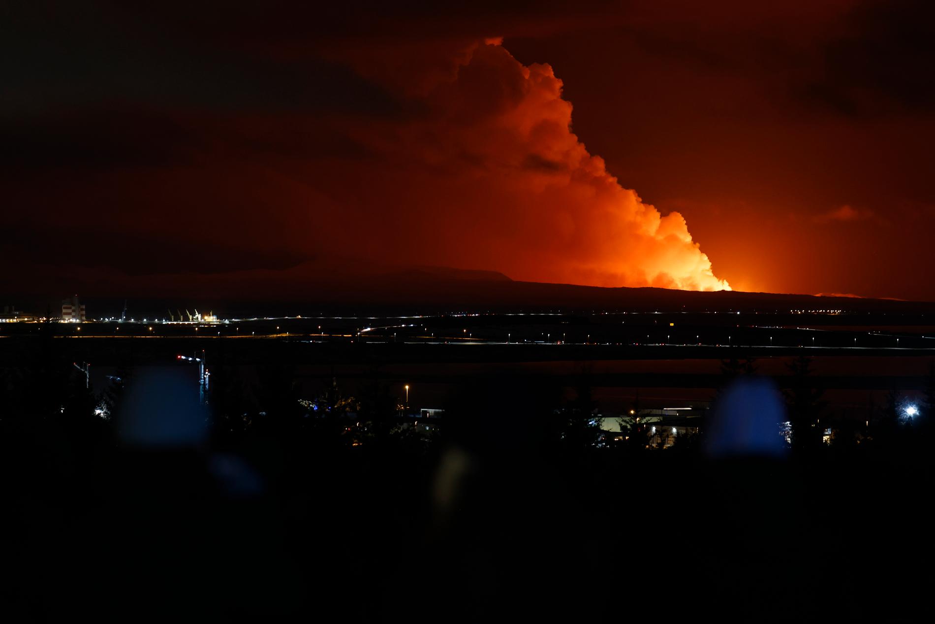 Rök och lava syns från huvudstaden Reykjavik. 