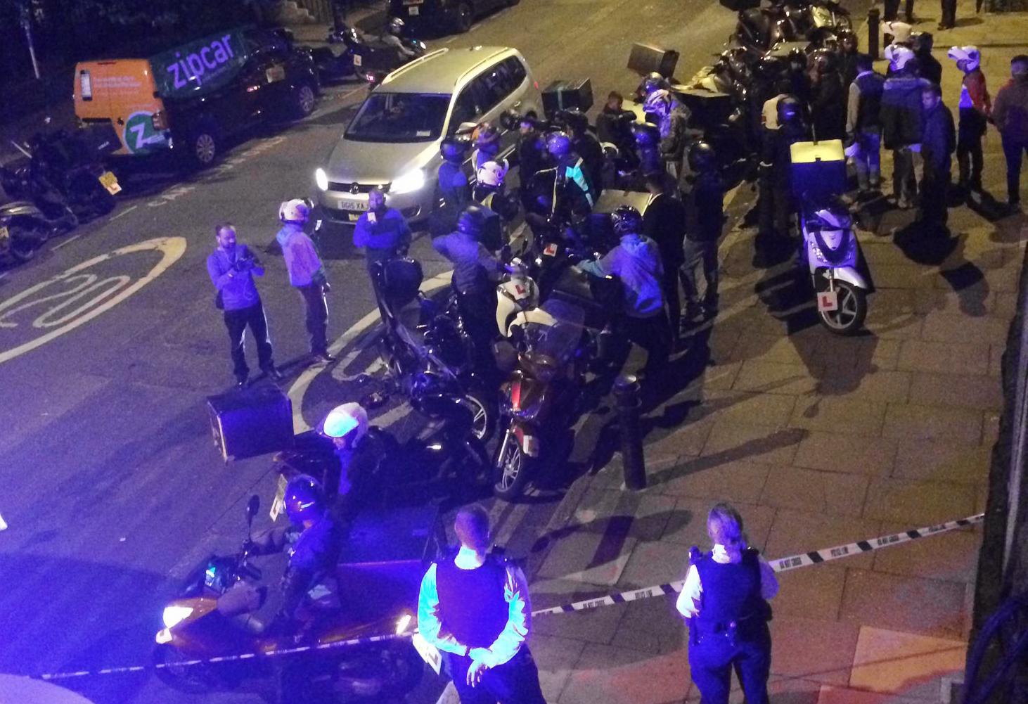 Londonpolisen på plats efter misstänkt syraattack i natt.
