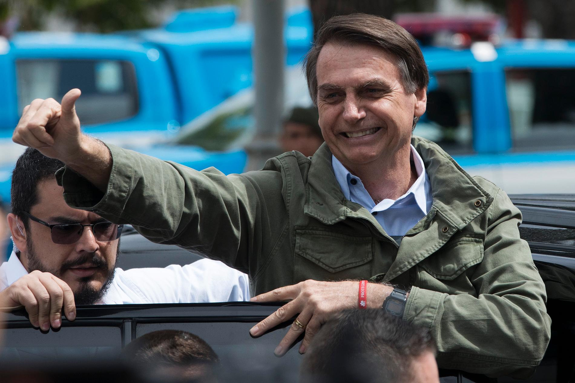 Jair Bolsonaro gör tummen upp efter att ha lagt sin röst i Rio de Janeiro på söndagen.