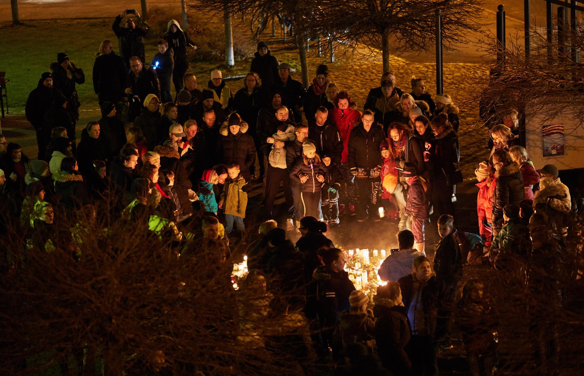 Invånare och anhöriga till mördade Emilia Lundberg möts på torget i Tollarp där de tänder ljus vid en minnesstund under onsdagskvällen.