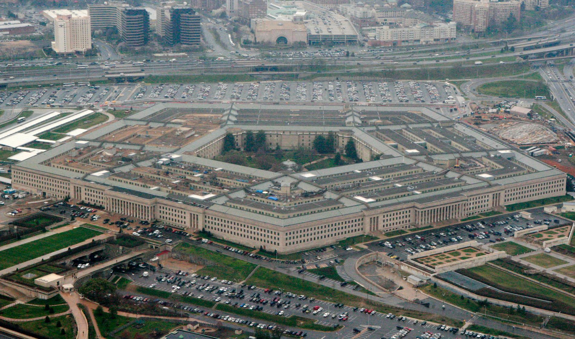 En amerikansk underrättelseagent ställs inför rätta för att ha bytt sida och hjälpt Iran. Arkivbild på USA:s försvarshögkvarter Pentagon.