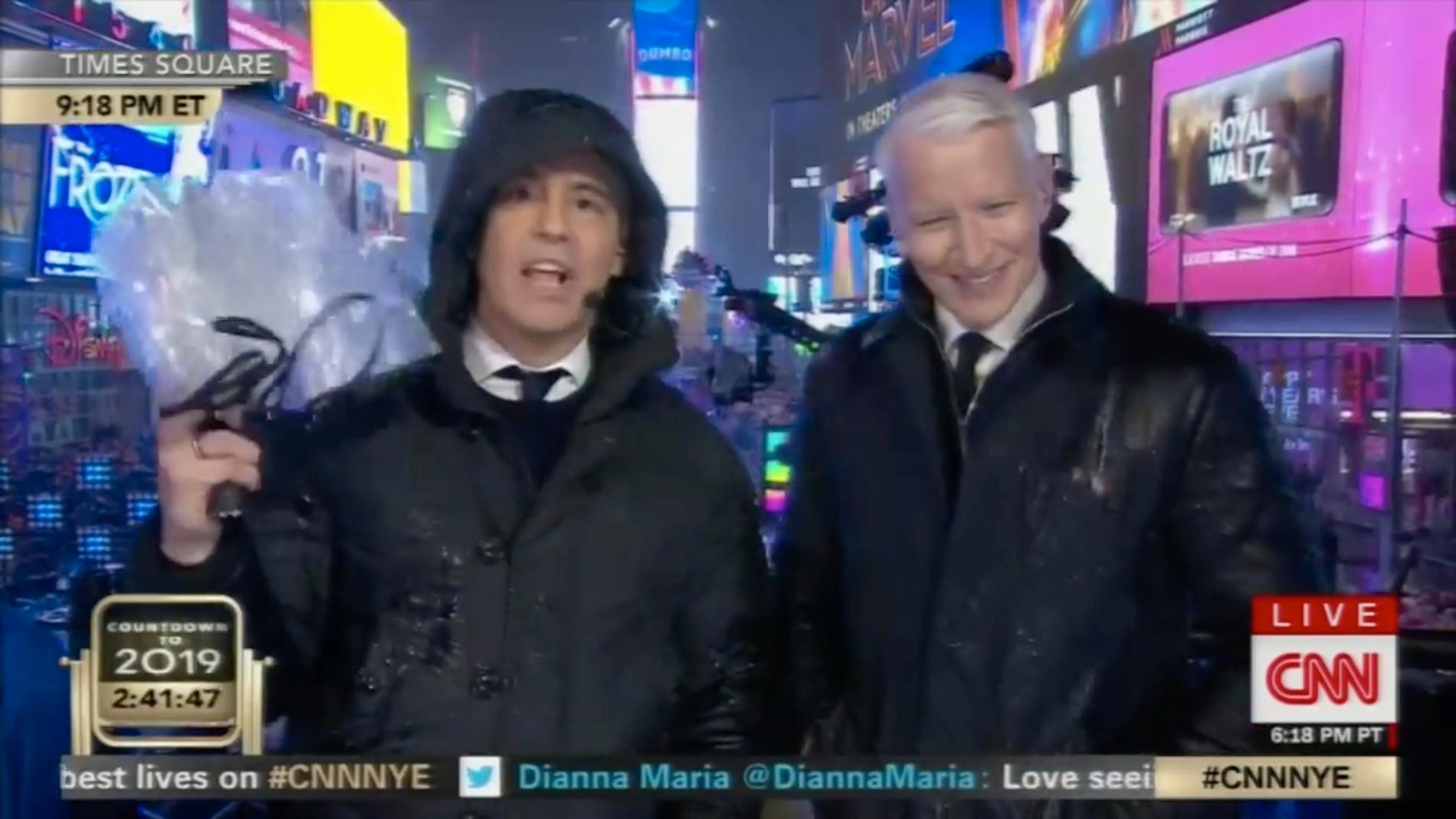 Andy Cohen (och hans paraply) och Anderson Cooper. 