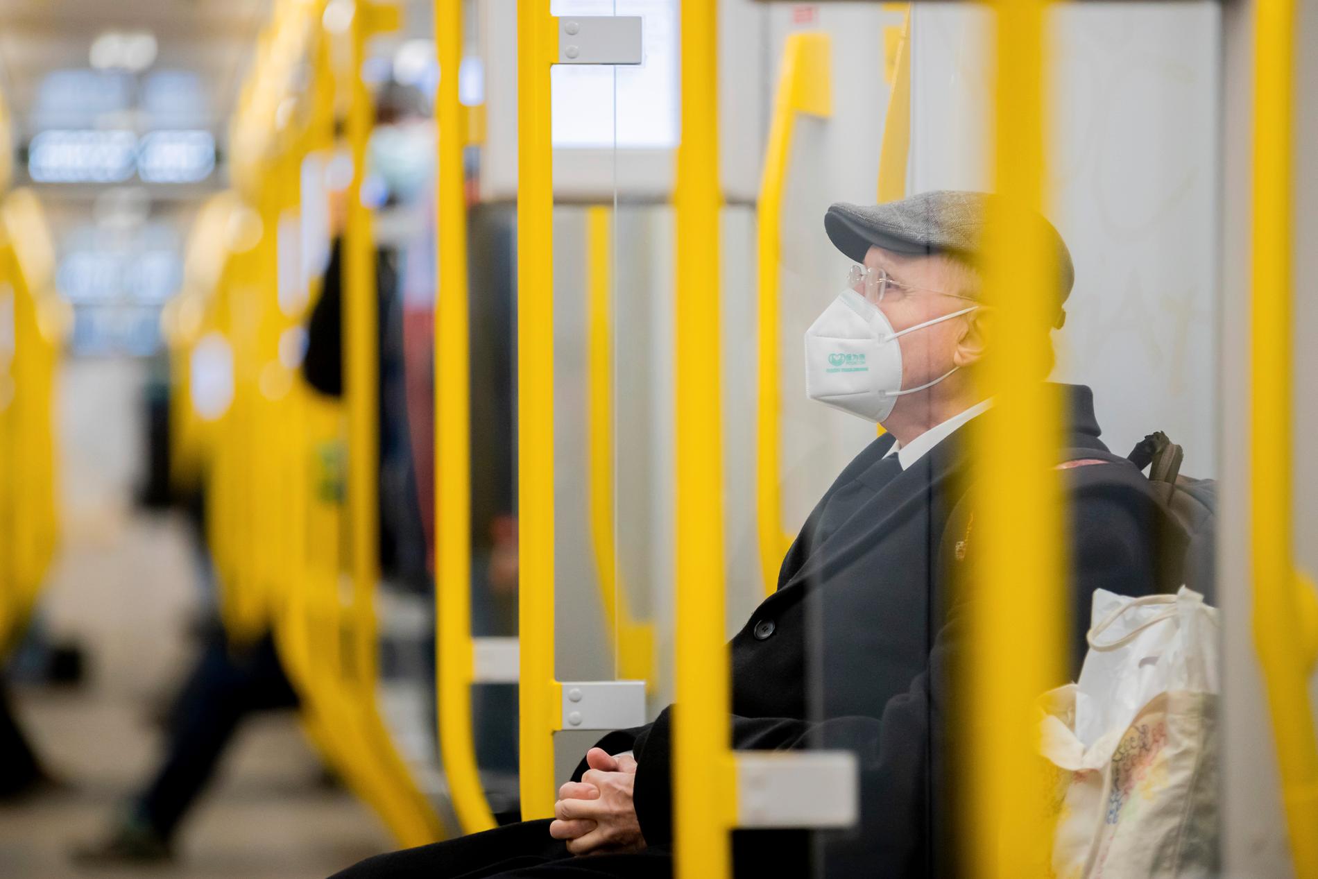 En tunnelbaneresenär med munskydd i Berlin. Bilden är från i onsdags.
