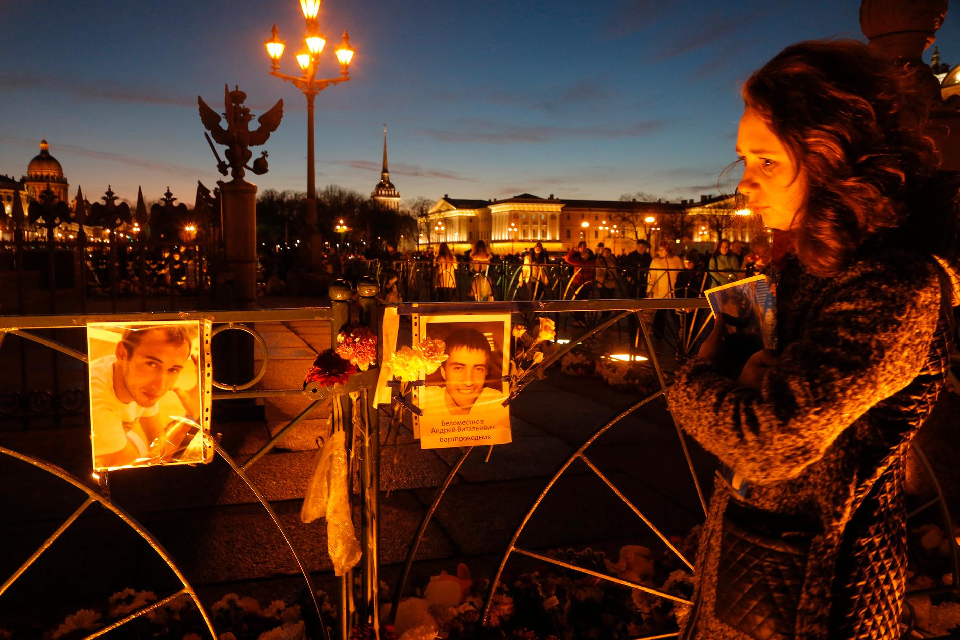 En kvinna gråter över offren för flygkraschen vid Dvortsovayatorget i St Petersburg, Ryssland.