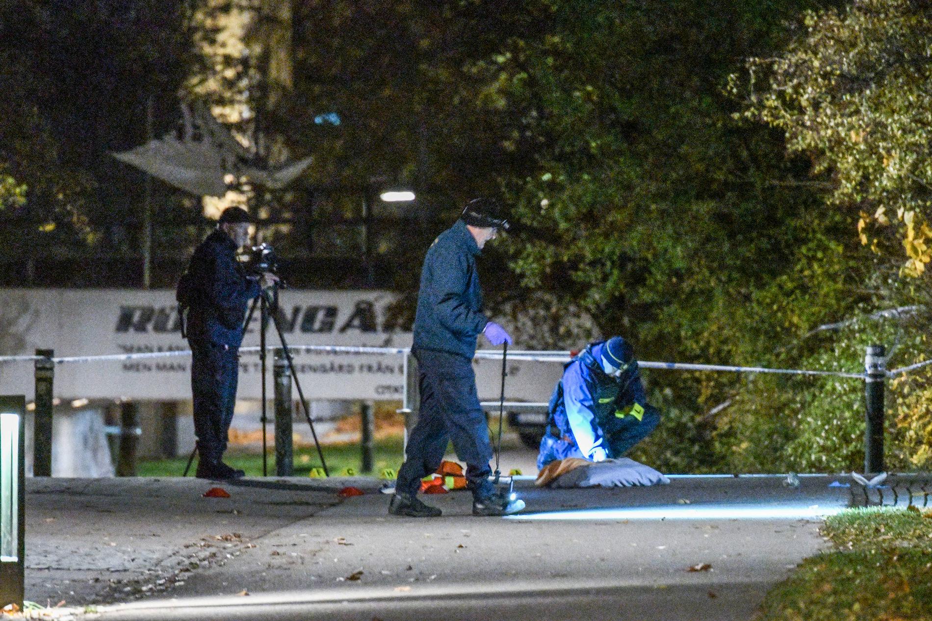 Polisens tekniker undersöker brottplatsen på Annelundsgatan sedan två personer skjutits vid två separata skottlossningar i Malmö, på Annelundsgatan och på Fosievägen, under onsdagskvällen.