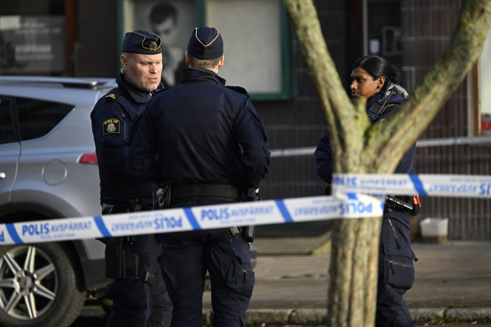 Polis på plats på Planteringen i Helsingborg på tisdagsmorgonen efter en skottlossning.