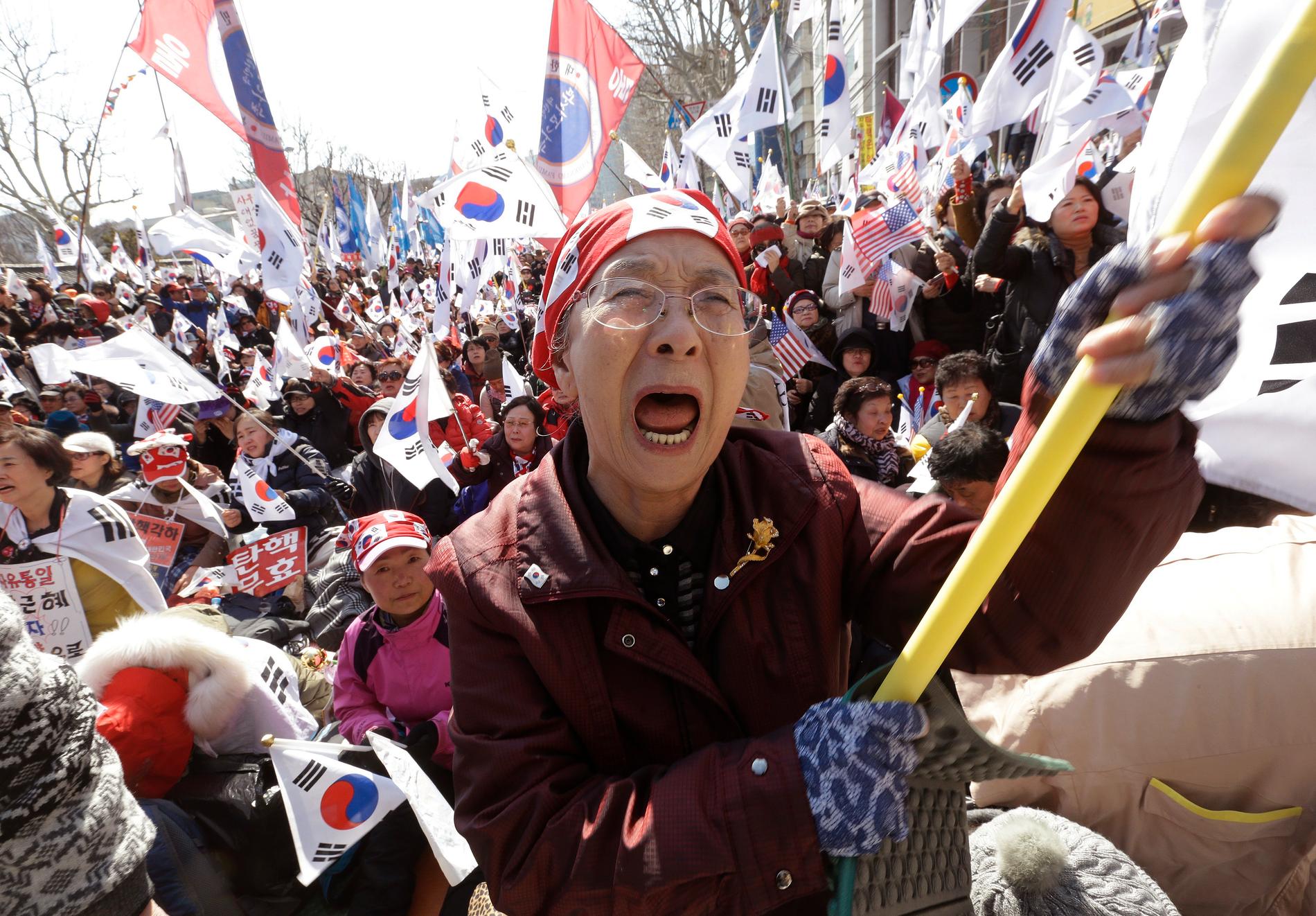 En av president Park Geun-hyes anhängare nås av konstitutionsdomstolens besked.