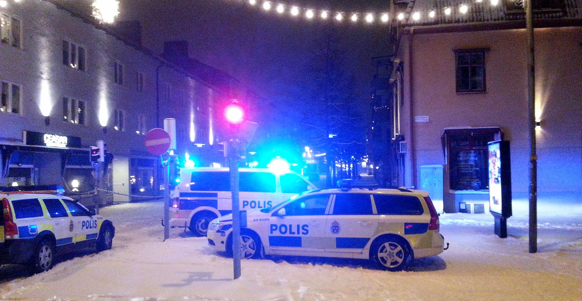 En man sköts inne på en sportbar i Kumla.