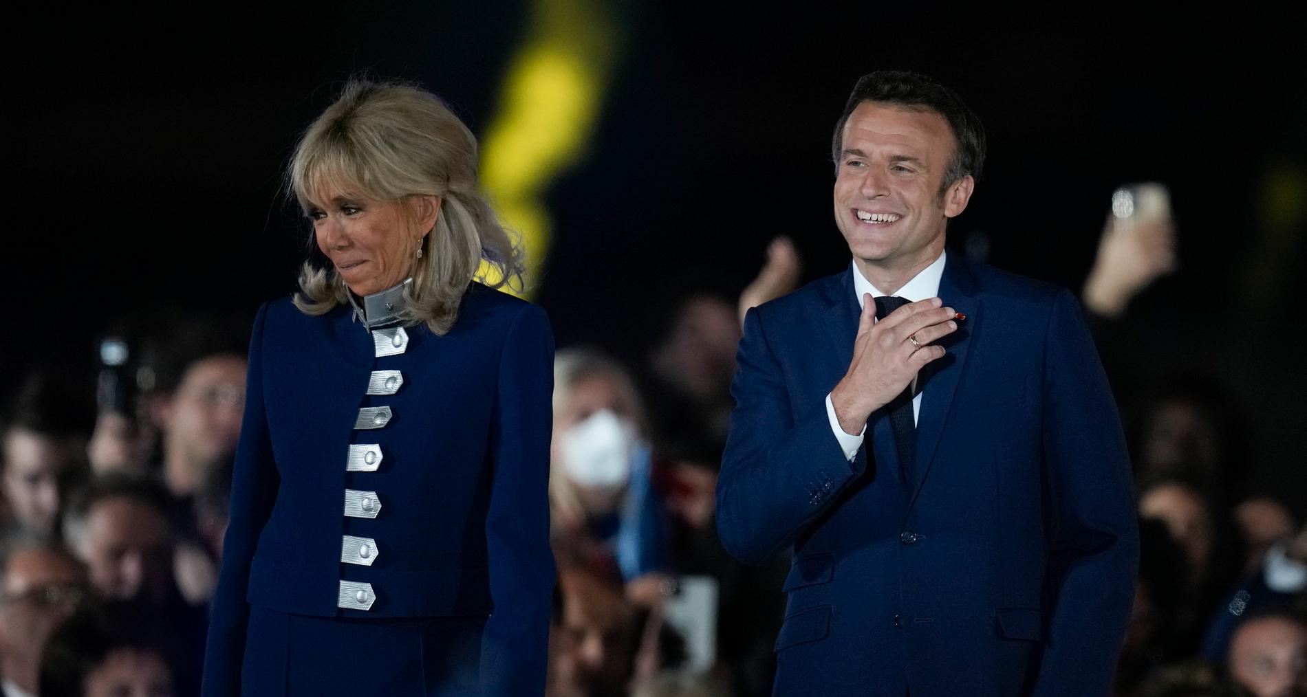 Emanuel Macron firar segern tillsammans med sin fru Brigitte Macron