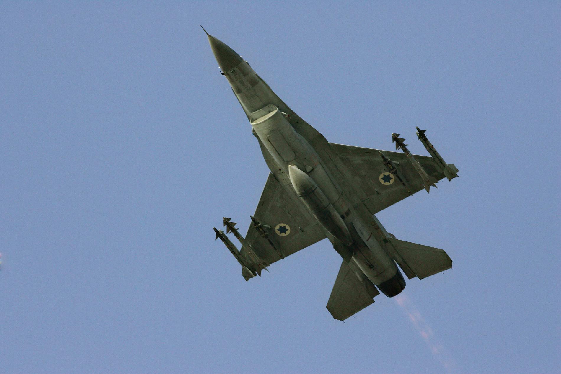 Ett israeliskt stridsflygplan av typen F-16. Arkivbild.
