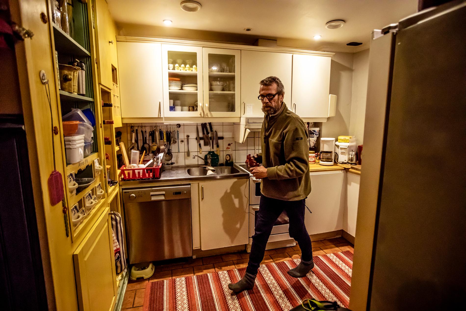 Anders delar kök med fem andra i huset där han bor.