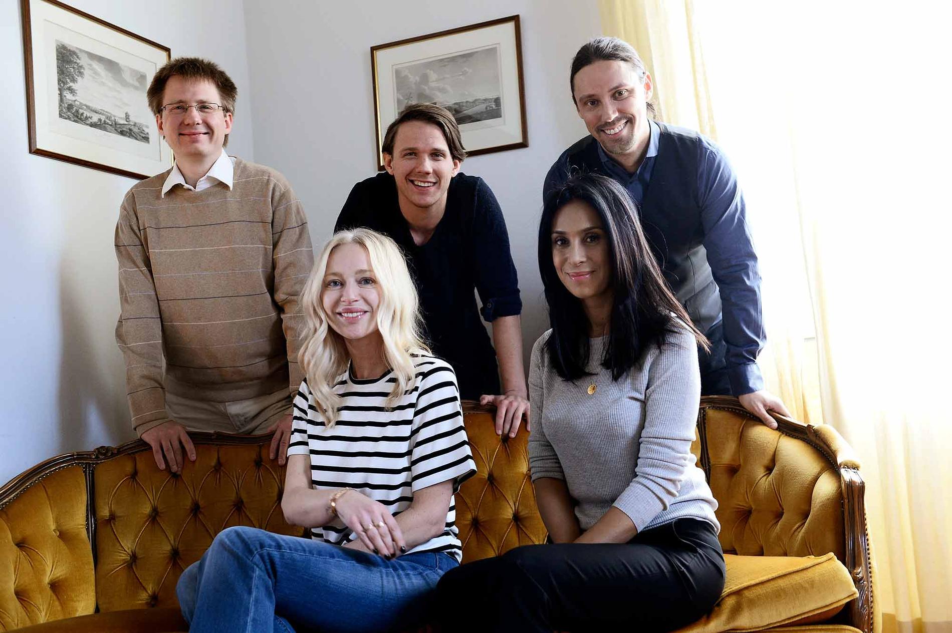 Kristian Täljeblad flankerad av Tore Kullgren, Robban Andersson, Isabel Adrian och Meral Tasbas, som alla medverkar i tv-programmet ”Dokusåpastjärnorna på godset”.