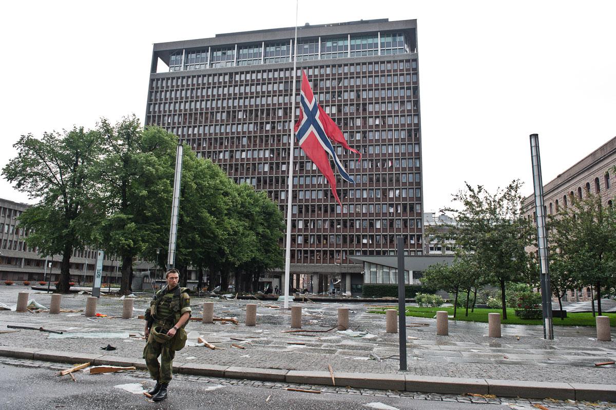 Flagga på halv stång utanför regeringskvarteret.