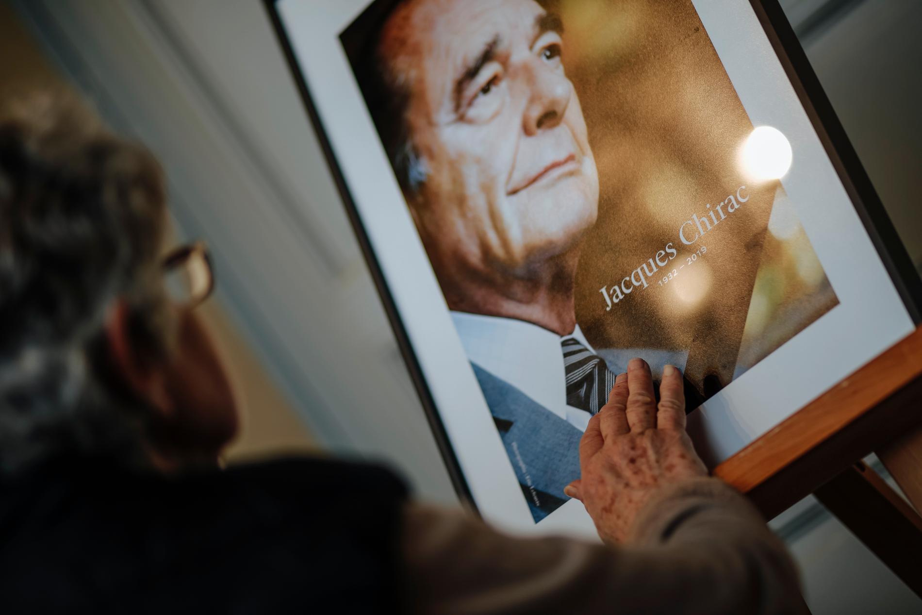 En kvinna visar sin respekt för Frankrikes förre president Jacques Chirac som avled i torsdags.