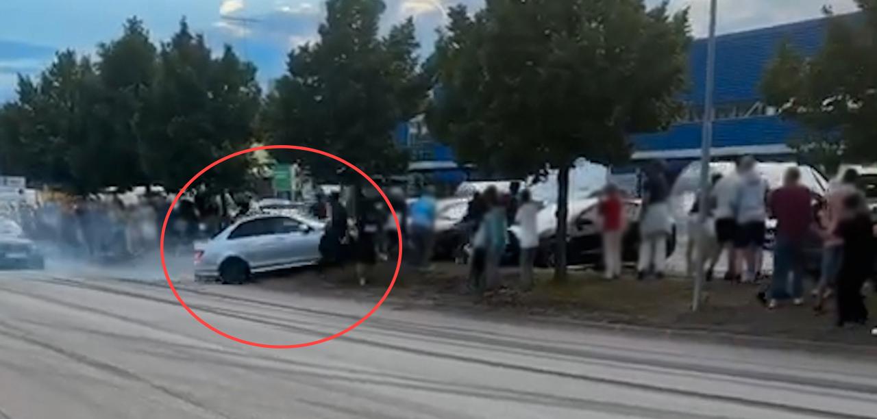 Klipp sprids i sociala medier där man ser hur bilen kör upp på trottoaren. 