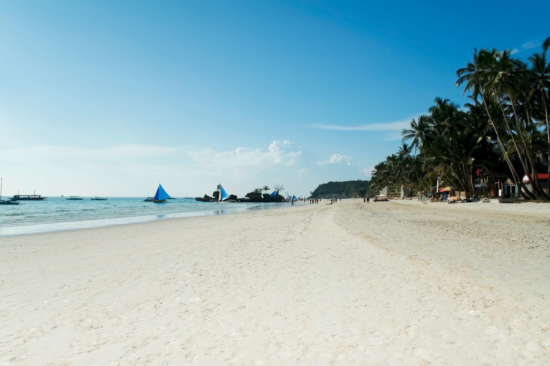 2. Boracay, Filippinerna En av Filippinernas drygt 7000 öar och landets populäraste turistmål har alldeles magifika stränder. Det kristallklara vattnet är fritt från farliga strömmar, dykningen håller världsklass, sanden är bländande och pudermjuk - och du slipper trängas! Missa inte att se solen gå ner i det glödande havet utanför White Beach.