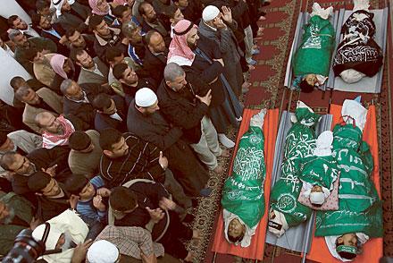 Sex människor begravs efter senaste striderna i Gaza. Bland dem fanns en 21-månaders baby.
