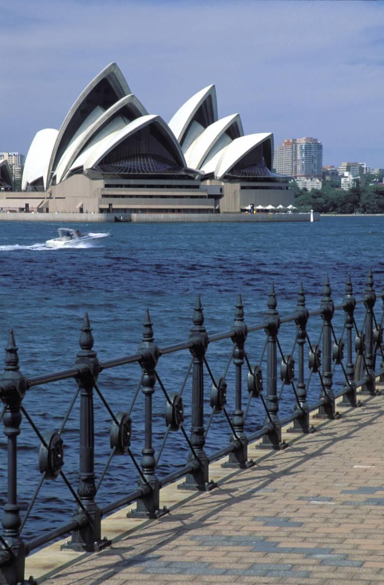 Operahuset i Sydney må verka mäktigt – men 20 stycken lär få plats inne i det kinesiska monsterbygget.