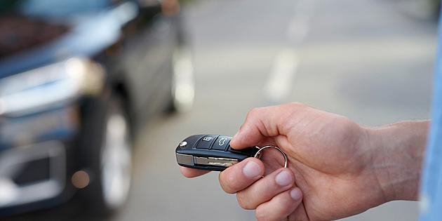 Använd bilnyckeln i låset för att vara säker på att den är låst istället för att fjärrlåsa den.